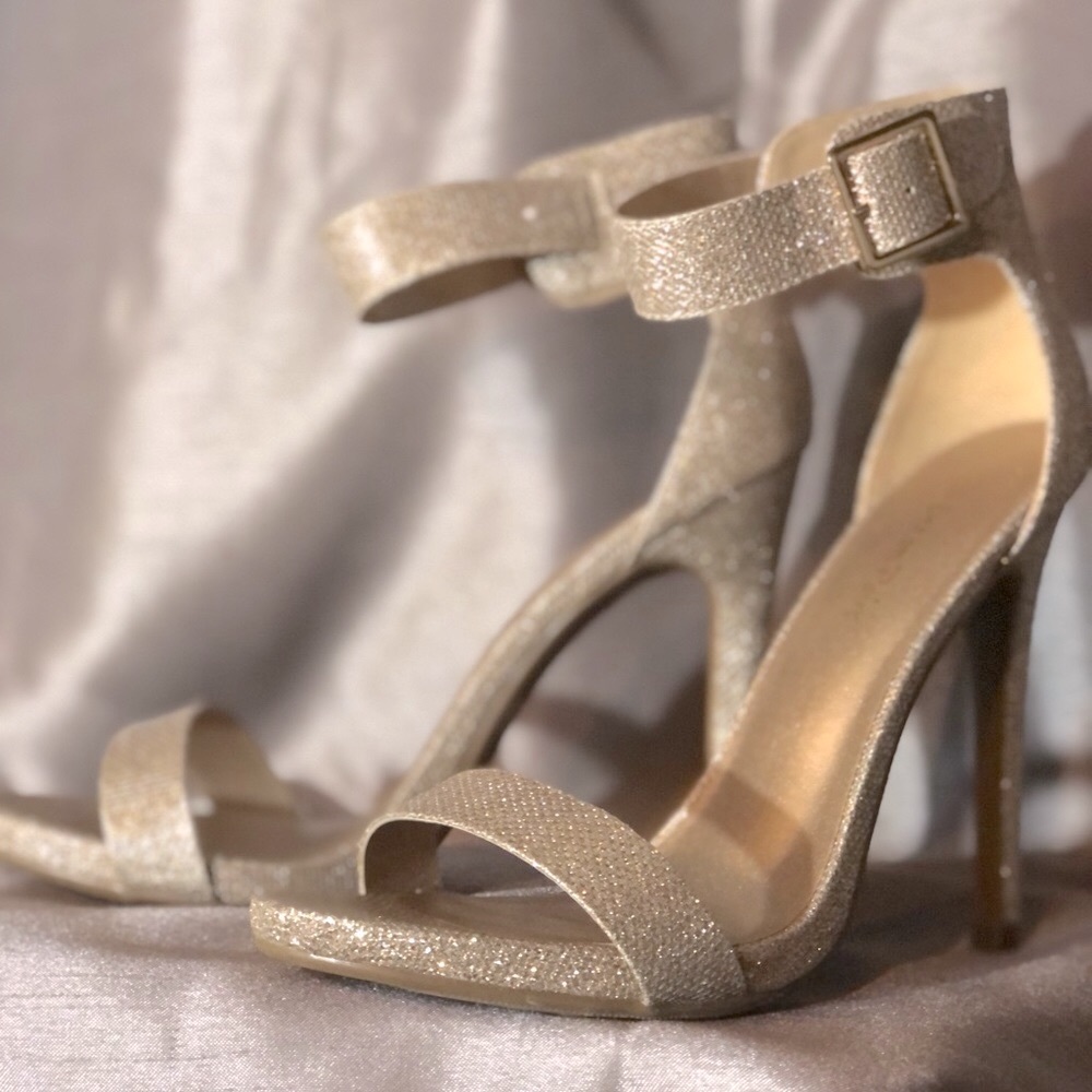 5” stiletto heel in gold glitter!